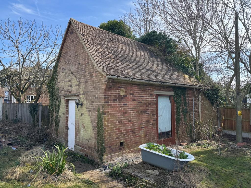 Lot: 124 - DETACHED BUNGALOW ON GOOD SIZE PLOT WITH BRICK OUTBUILDING - Outbuilding in garden